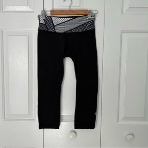 Lululemon Cropped Leggings - Black (6). GUC